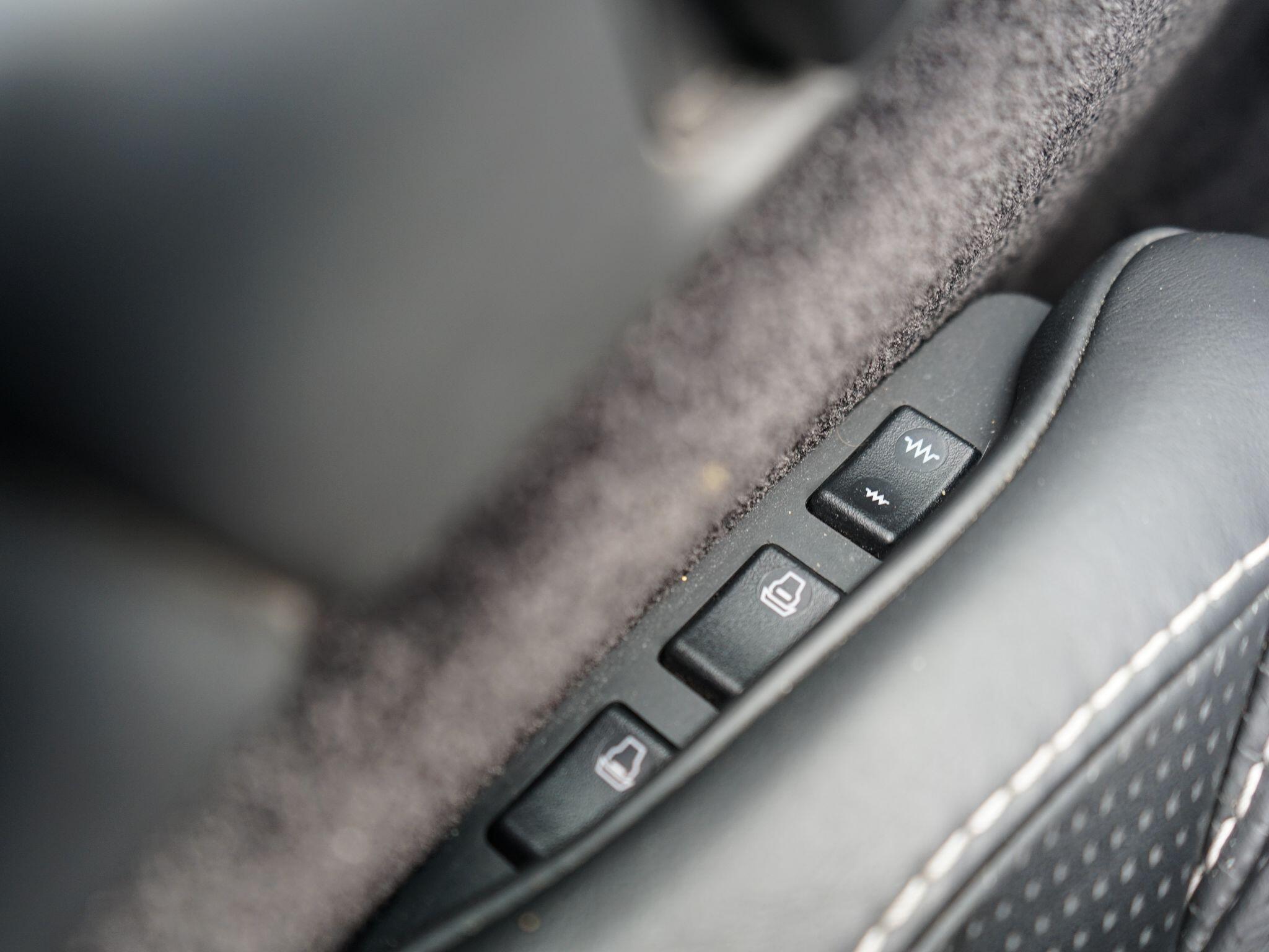 Aston Martin DB9 6.0 V12 Volante 2dr Petrol T-TronicII Euro 5 (470 bhp) — photo 26