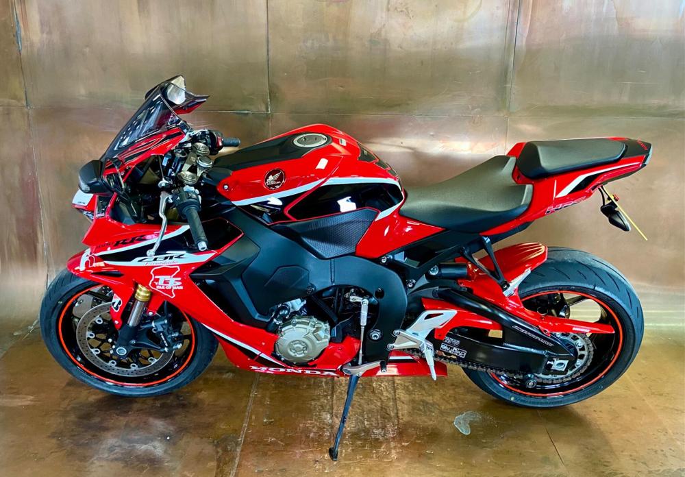 Honda CBR1000RR Fireblade Photo at-351a41472cbd4e3199c2b0c0216ede41.jpg