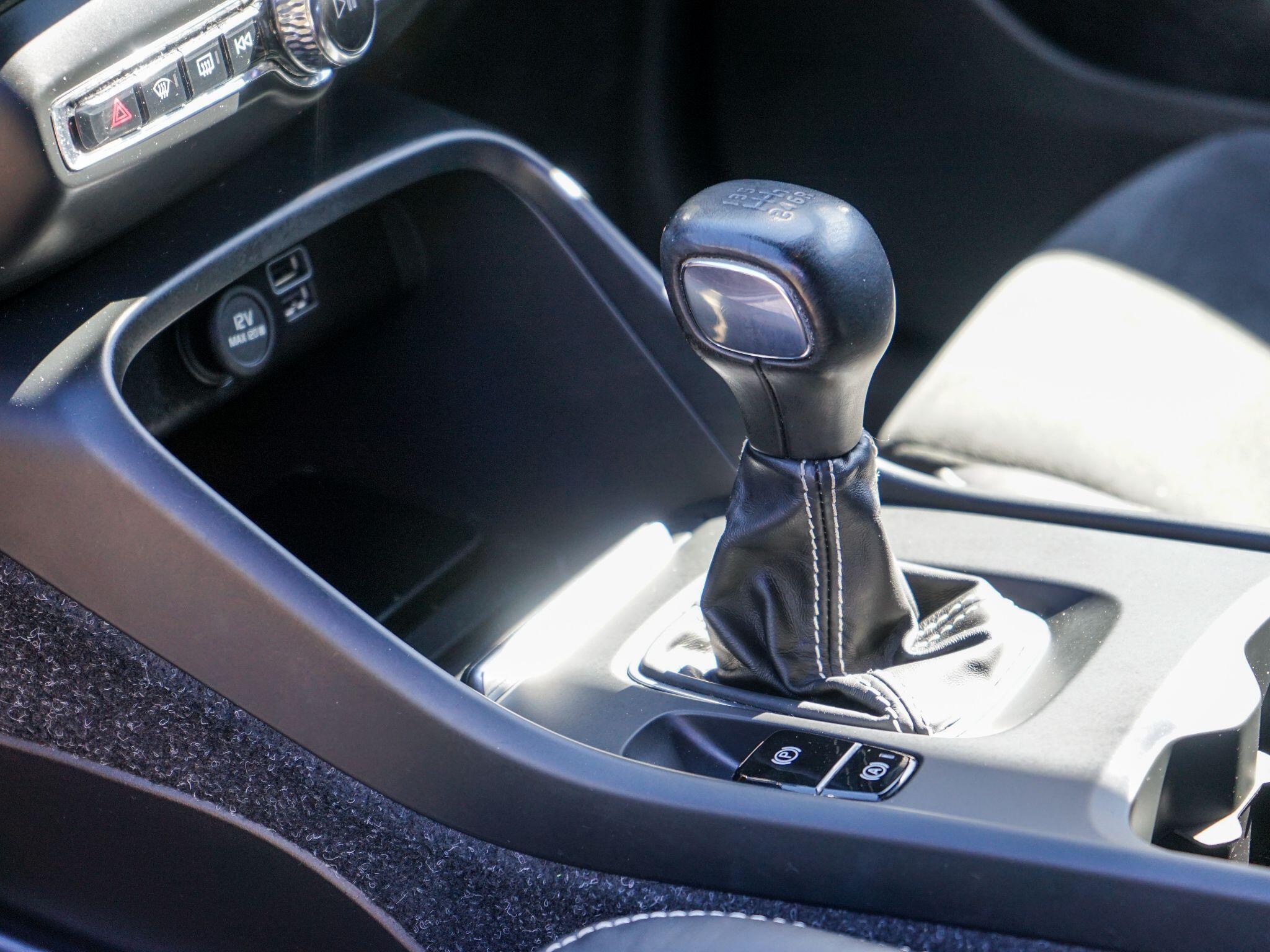 Volvo XC40 1.5 T3 R-Design Euro 6 (s/s) 5dr — photo 17
