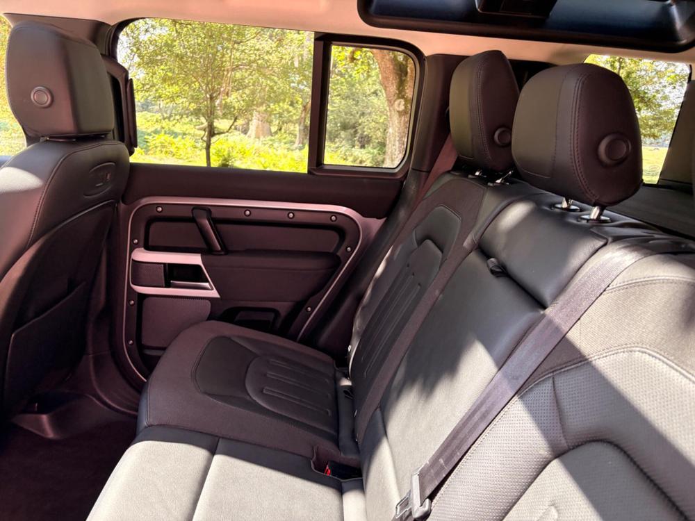 Land Rover Defender 110 Photo at-37bf695a99fd4287ab3cc7679a217694.jpg