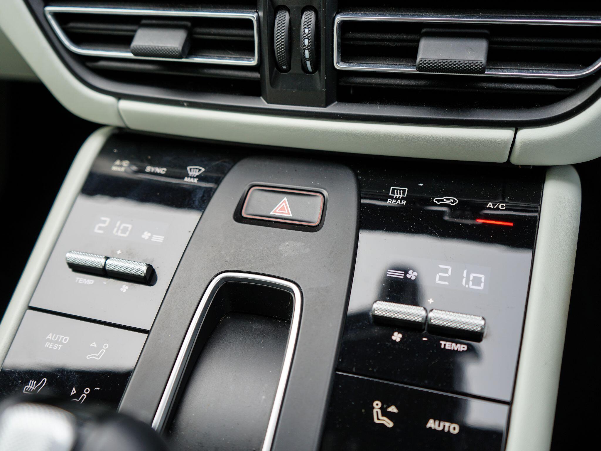 Porsche Macan 2.0T PDK 4WD Euro 6 (s/s) 5dr — photo 35