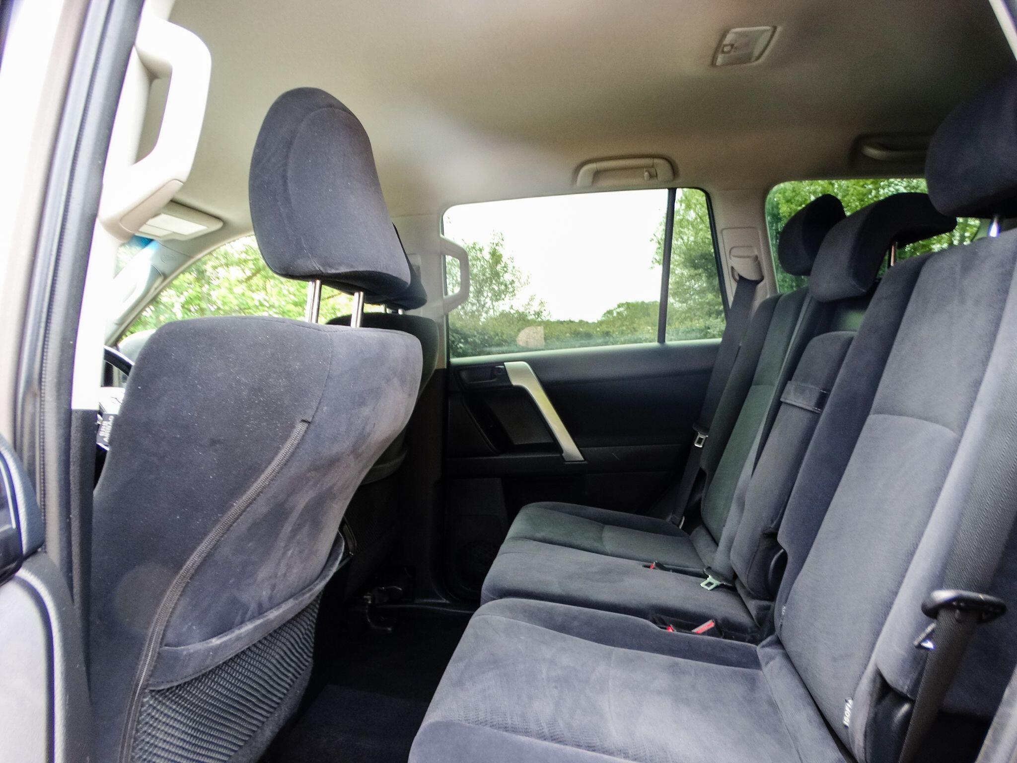 Toyota Land Cruiser 2.8D Active SUV 5dr Diesel Auto 4WD Euro 6 (s/s) (7 Seat) (204 ps) — photo 14