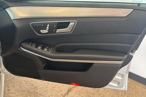 Mercedes-Benz E-CLASS Photo at-3a4e4444004e48da9481983d60992f47.jpg