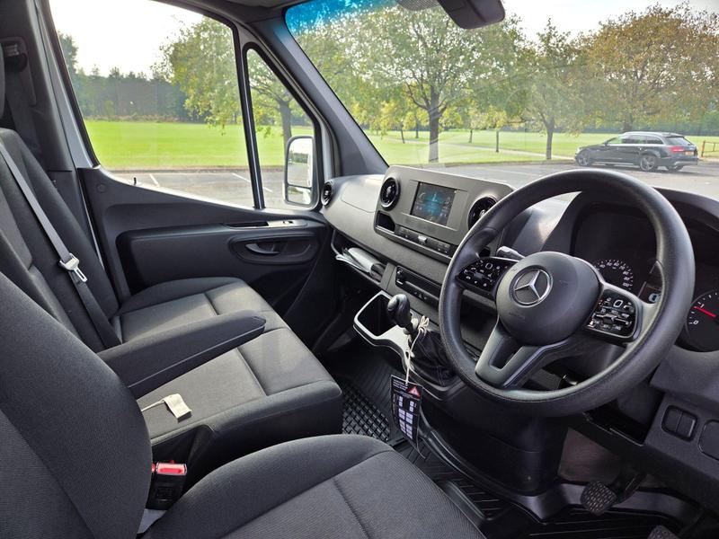 Mercedes-Benz Sprinter Photo at-3a6c0ef09a614c28b4407a458fac475b.jpg
