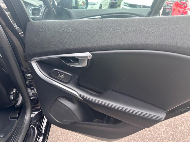 Used Volvo V40 RK67FUB 19