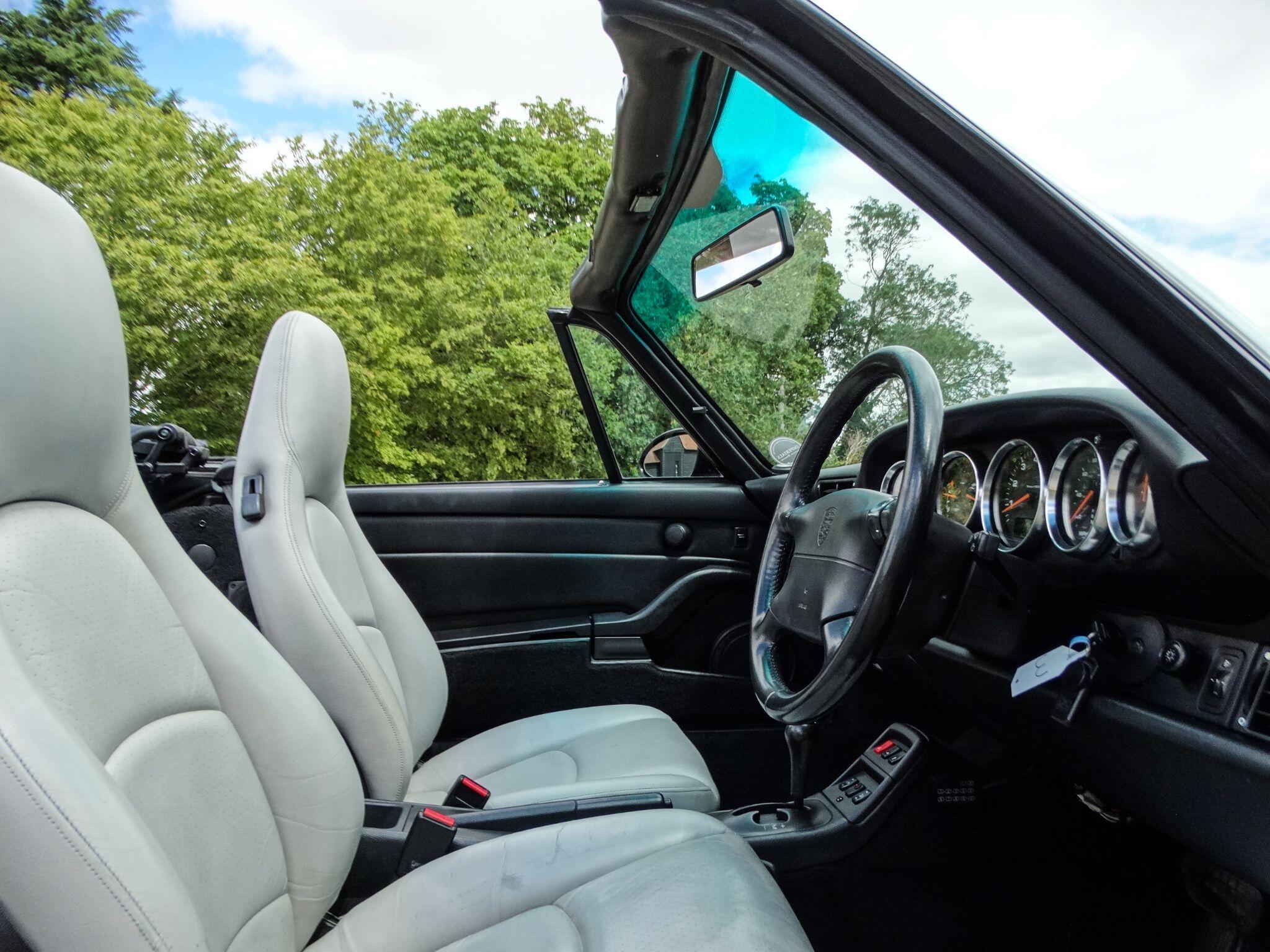 Porsche 911 3.6 993 Carrera Cabriolet Tiptronic S 2dr — photo 21