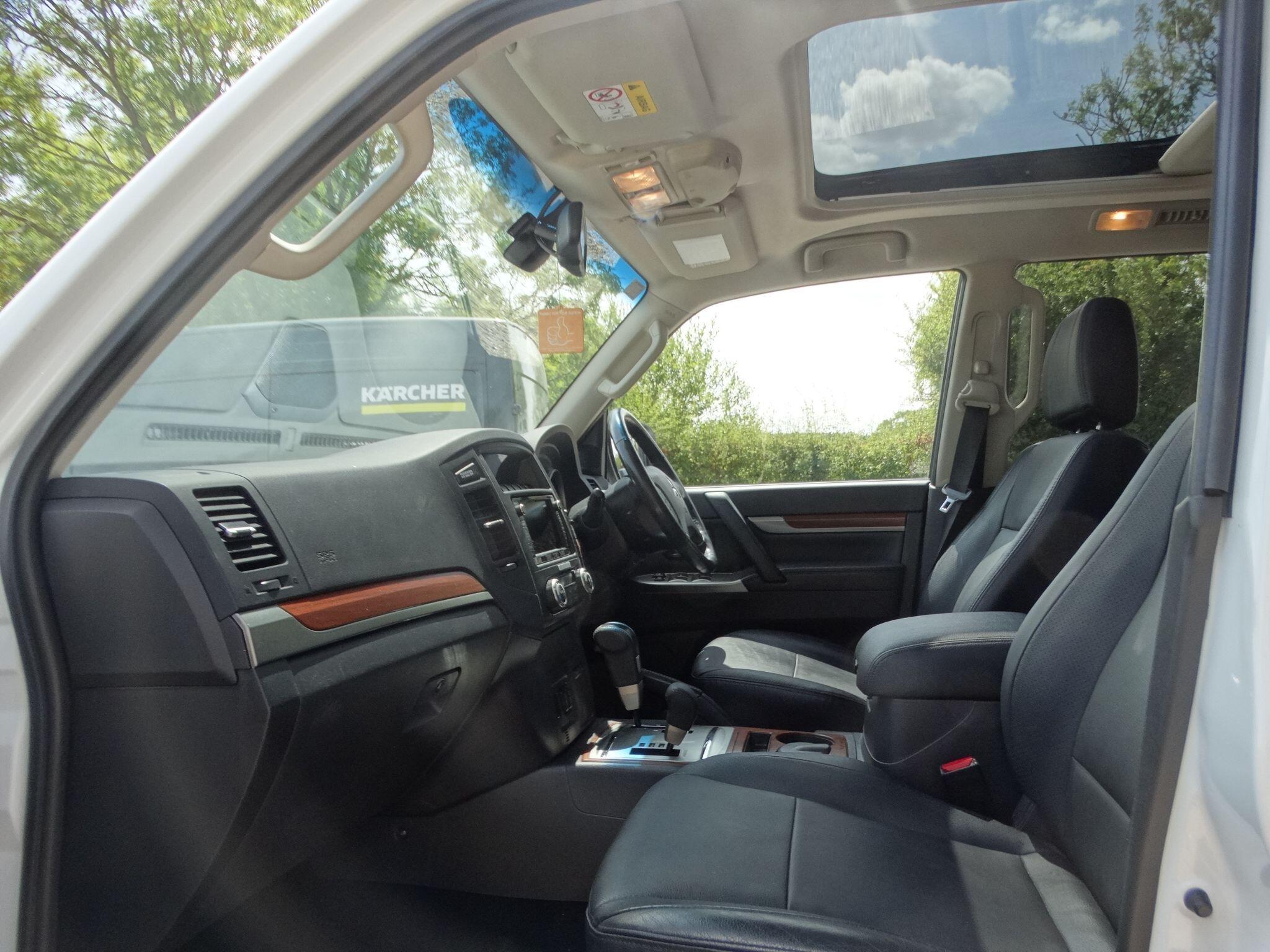 Mitsubishi Shogun 3.2 DI-DC SG3 Auto 4WD Euro 5 5dr LWB — photo 3