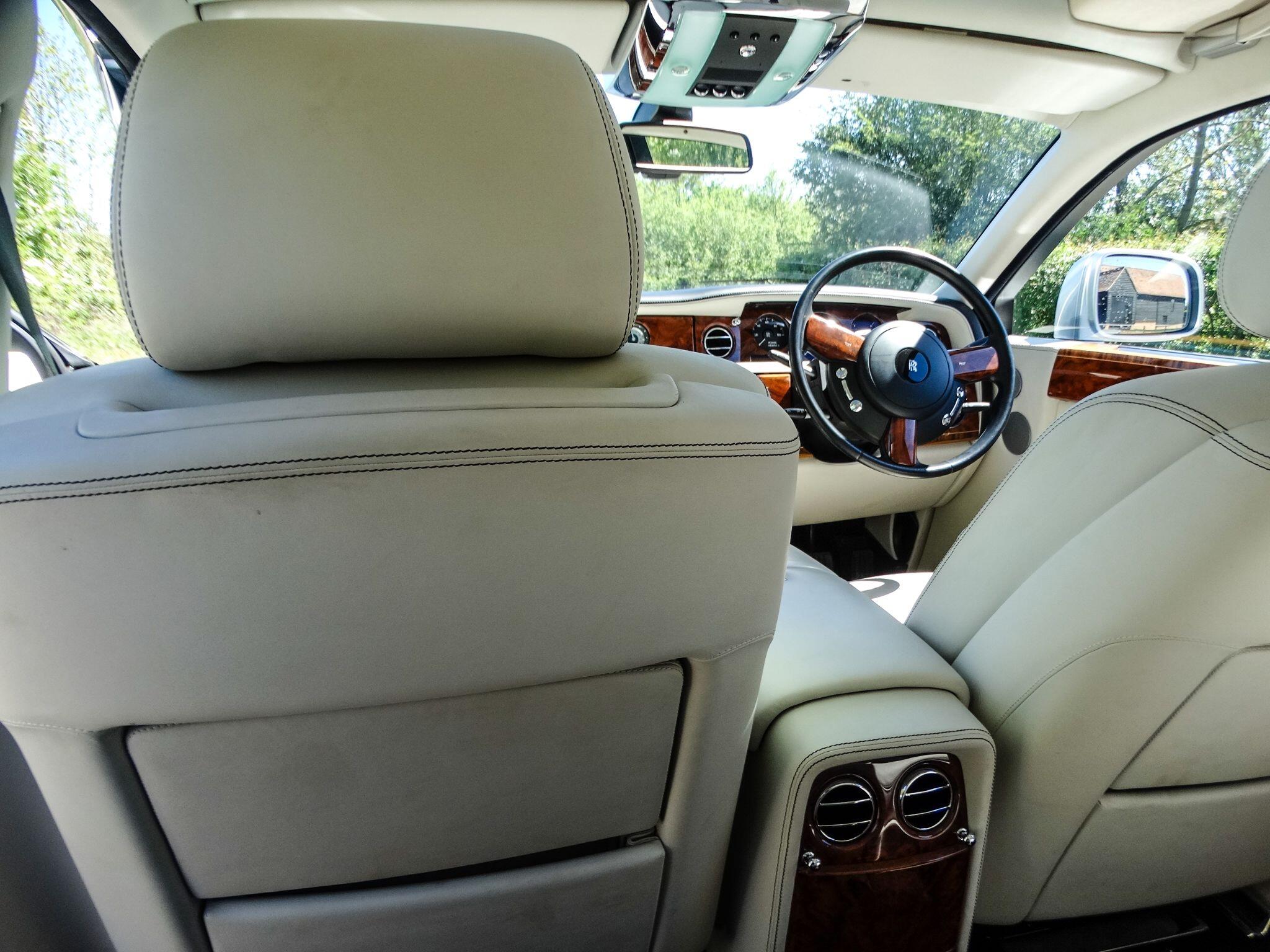 Rolls-Royce Phantom 6.7 V12 Saloon 4dr Petrol Auto Euro 5 (453 bhp) — photo 15