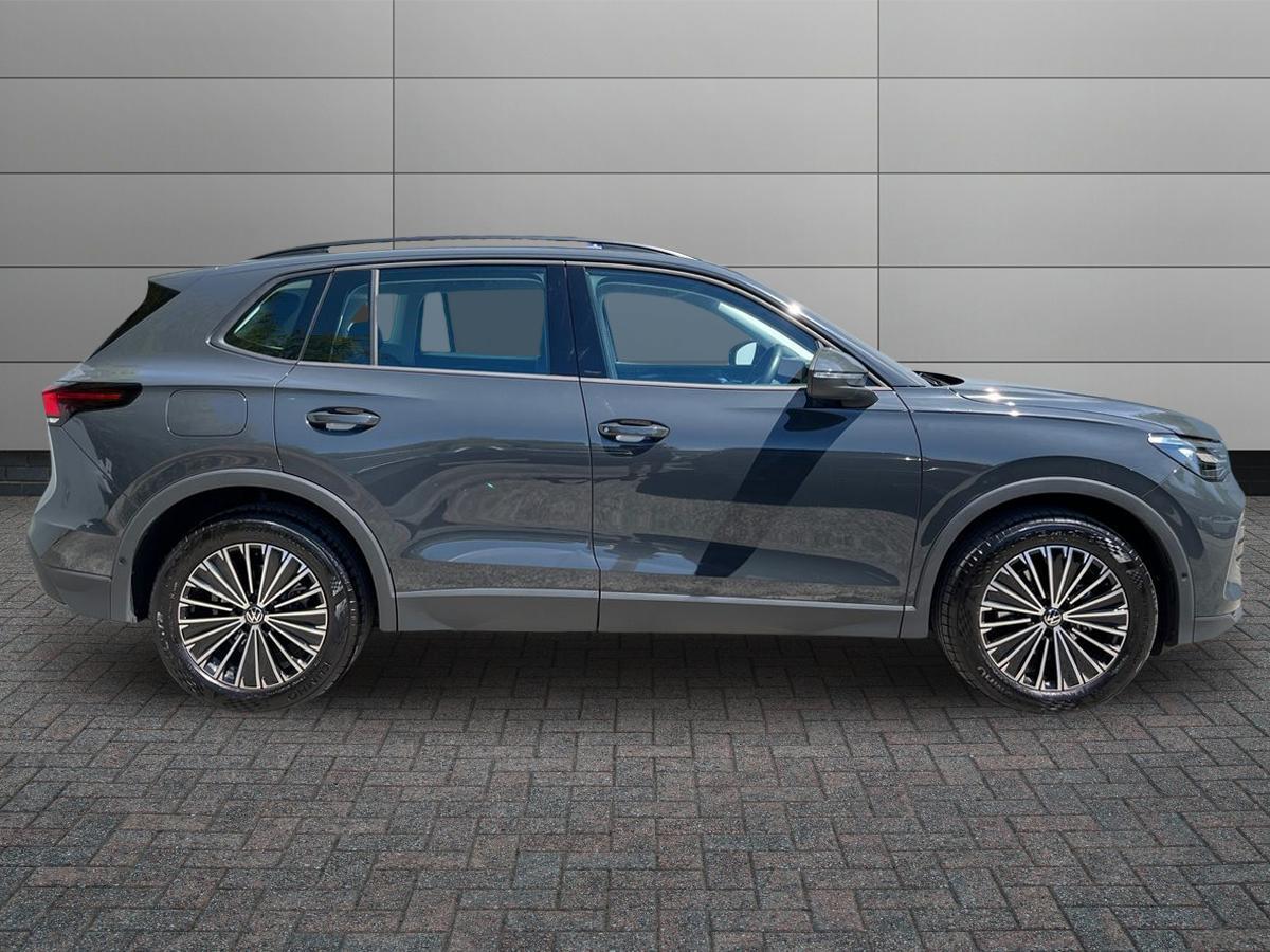 Volkswagen Tiguan Photo at-3f44fcdfd5314d3fb69057e3f3a6ffd1.jpg