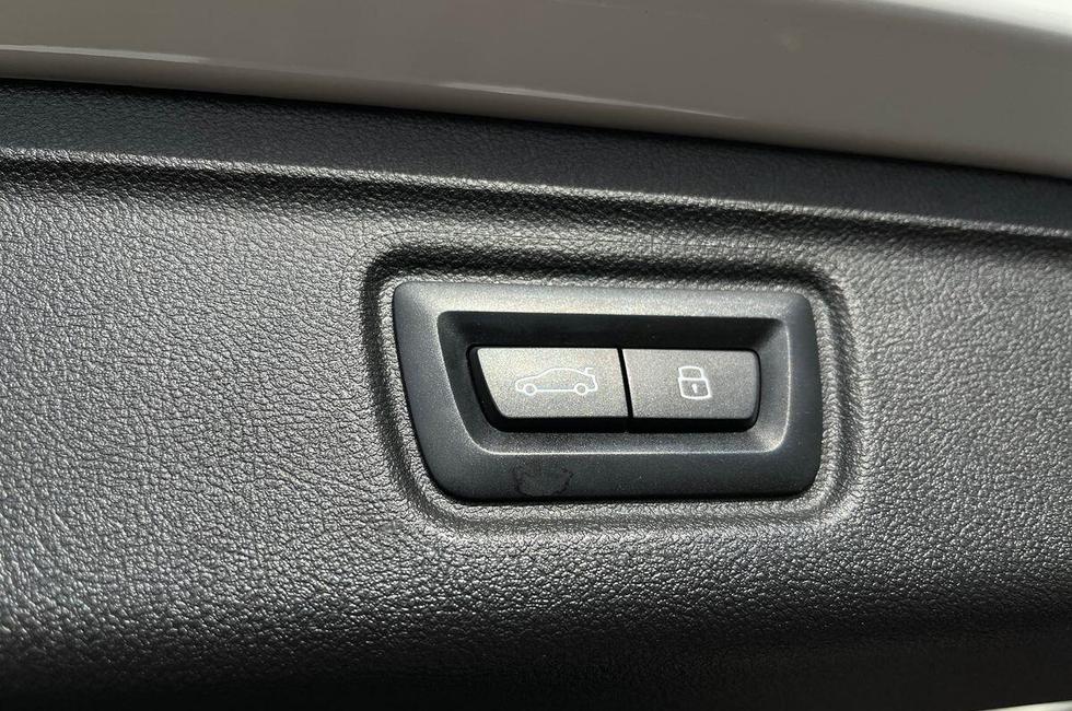 BMW 3 Series Photo at-3fdbe5ecd8524e81bbfde3694b0943b6.jpg