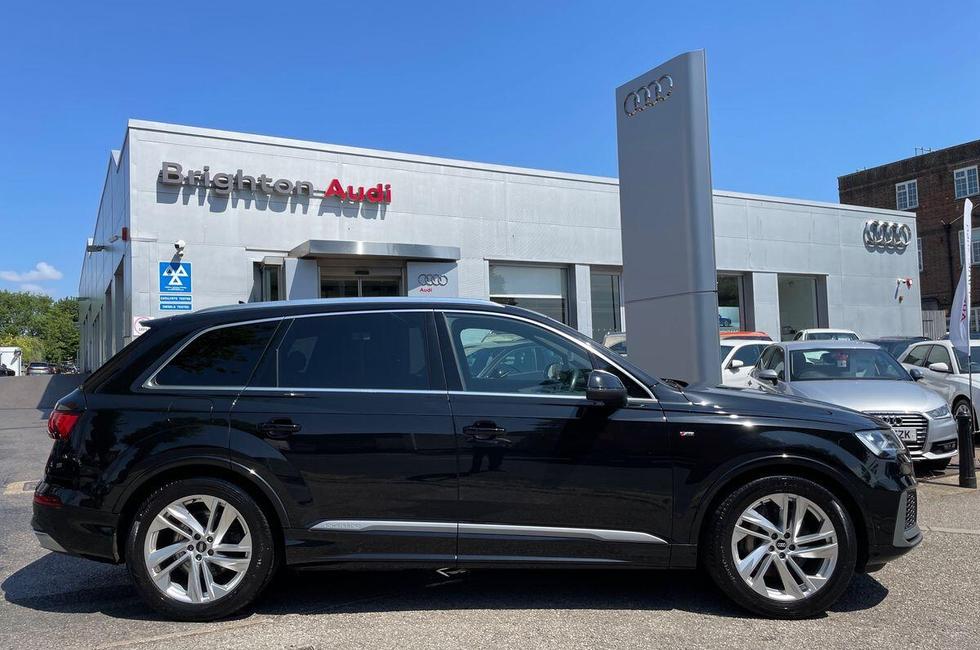 Audi Q7 Photo at-411ebb9e07934d448279f7ed3cdd57d0.jpg