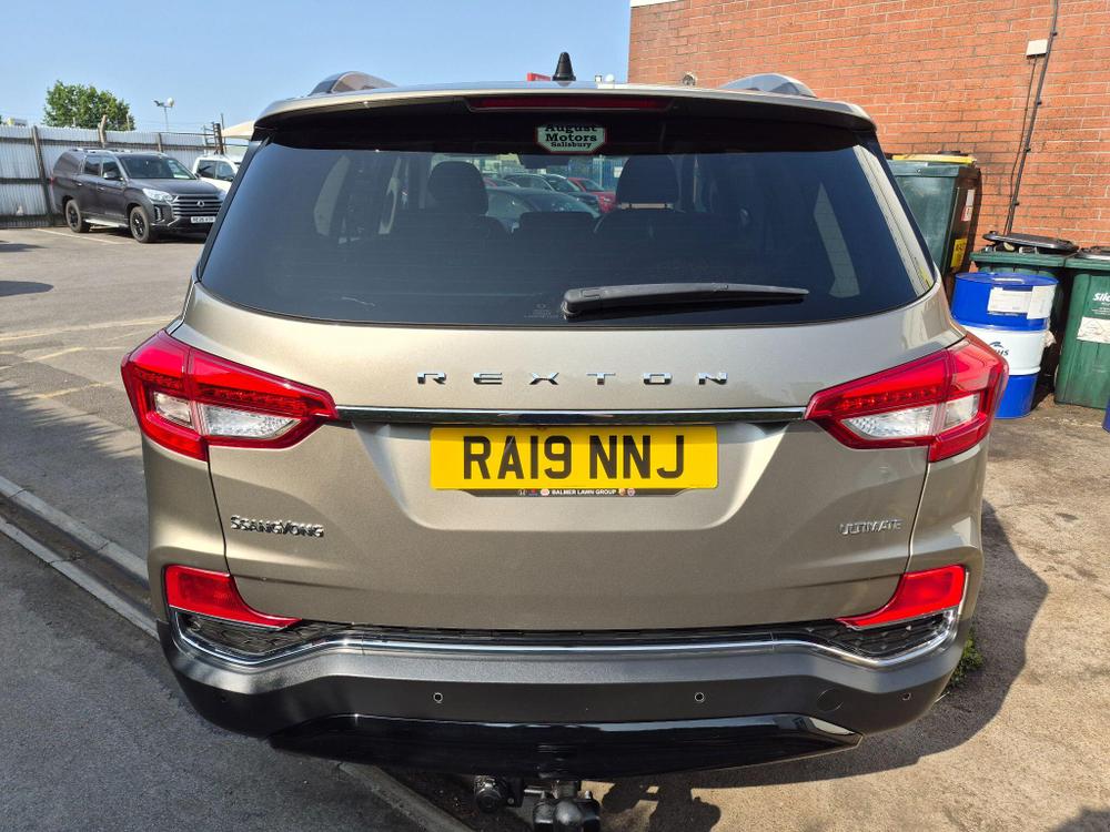 SsangYong Rexton Photo at-4217beb343ec4d4684f0ea73a89843e4.jpg