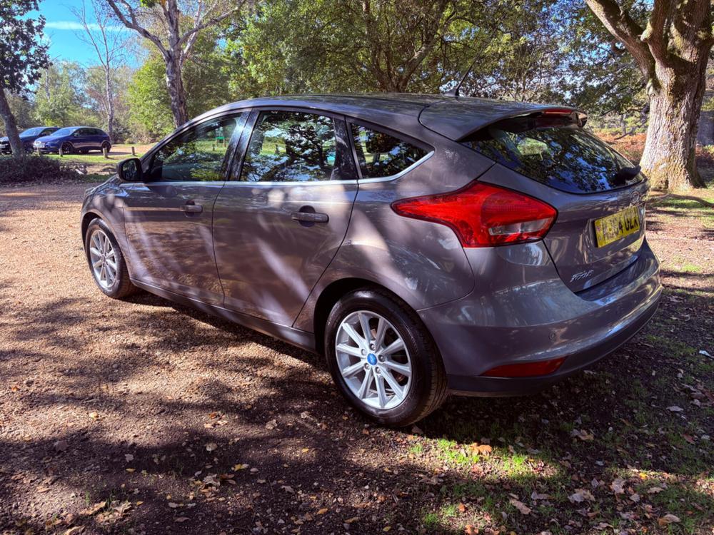 Ford Focus Photo at-42c993f5212345ca9c49a742c8f1dead.jpg