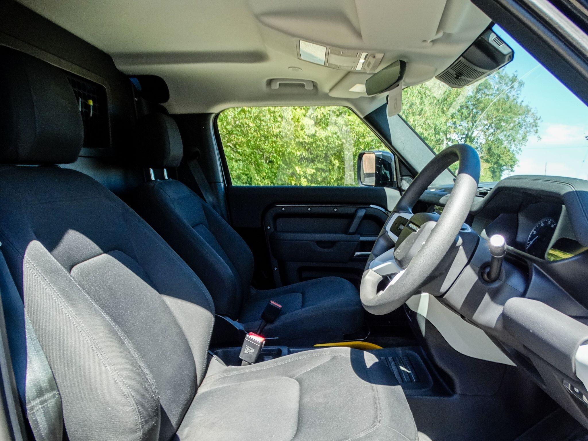 Land Rover Defender 90 3.0 D250 MHEV Hard Top SUV Auto 4WD SWB Euro 6 (s/s) 3dr — photo 23