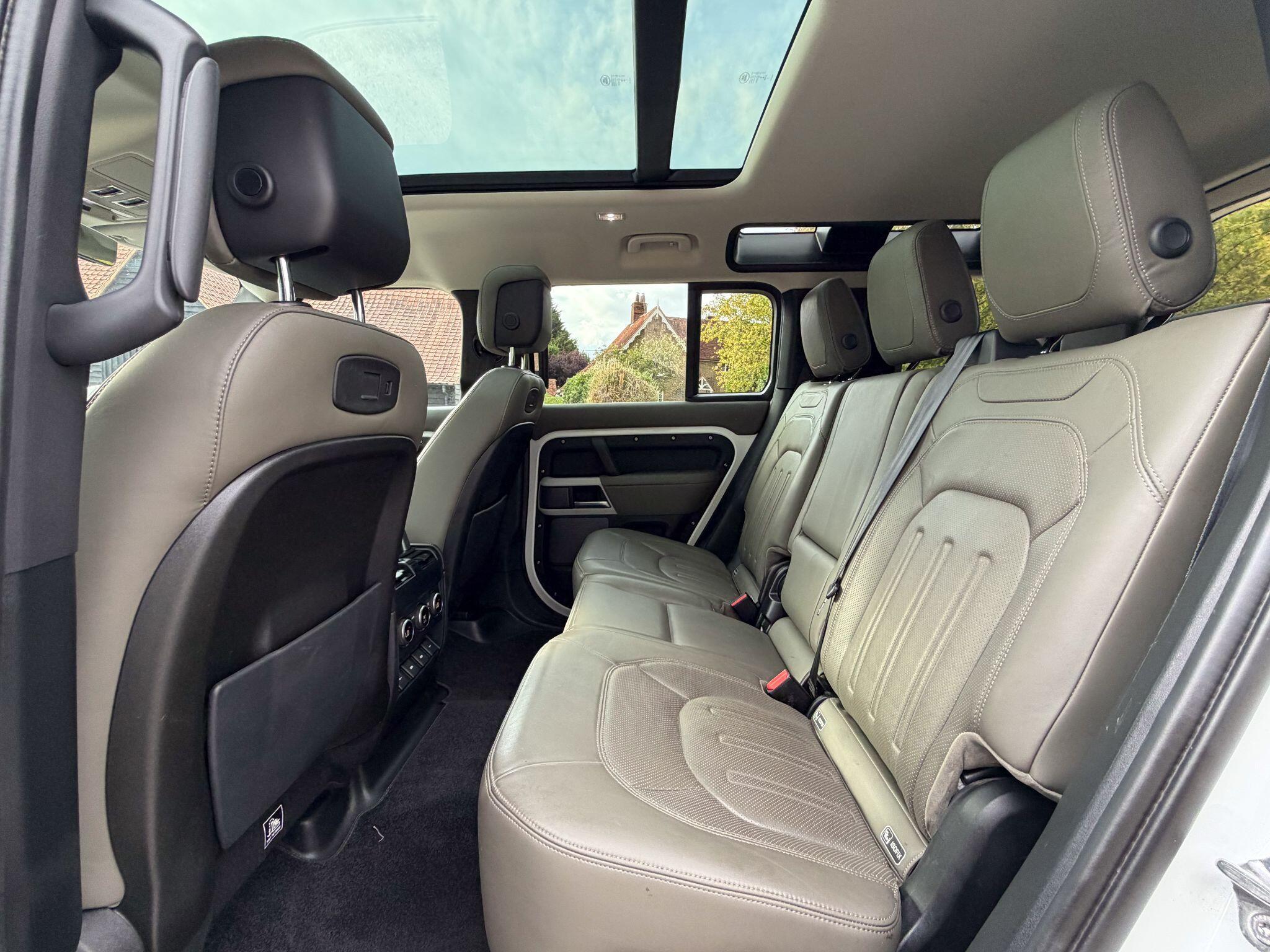 Land Rover Defender 110 2.0 SD4 HSE Auto 4WD Euro 6 (s/s) 5dr — photo 17