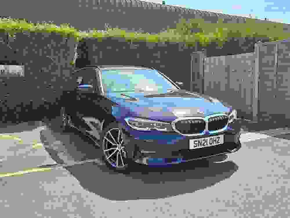 BMW 3 Series Photo at-437c2ee2ade647248bd739c5ae358423.jpg