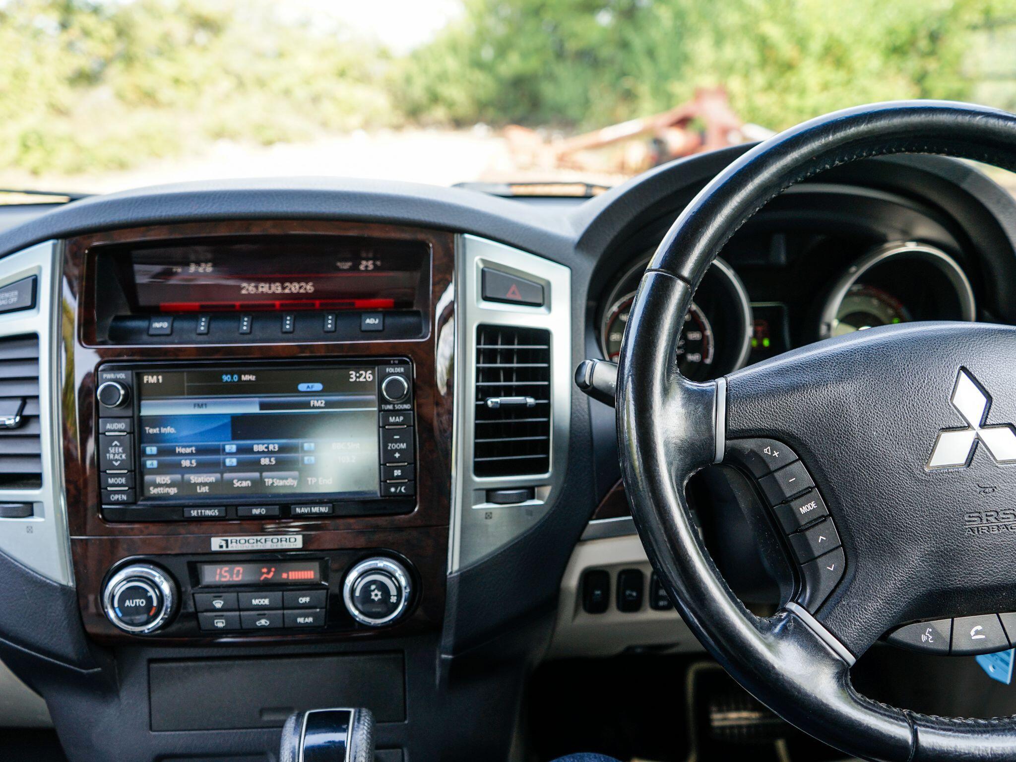 Mitsubishi Shogun 3.2 DI-DC SG3 Auto 4WD Euro 5 5dr LWB — photo 8