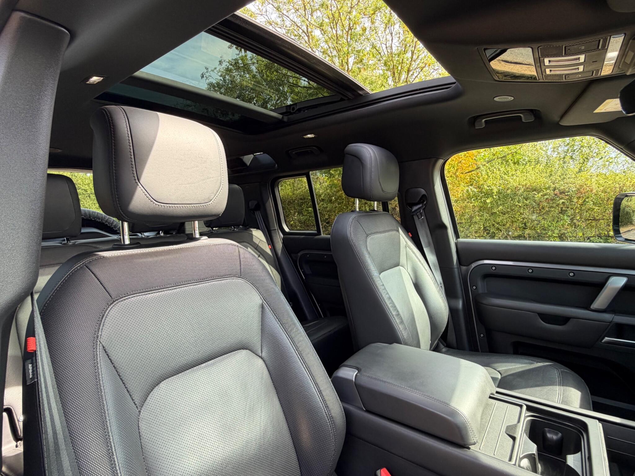 Land Rover Defender 110 3.0 D250 MHEV X-Dynamic HSE SUV 5dr Diesel Auto 4WD Euro 6 (s/s) (250 ps) — photo 2
