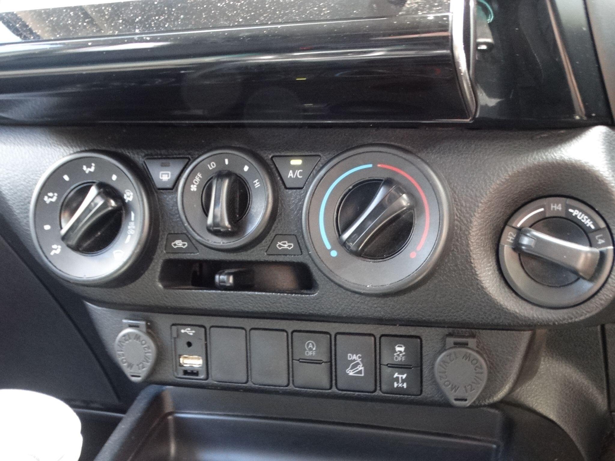 Toyota Hilux 2.4 D-4D Icon Auto 4WD Euro 6 (s/s) 4dr — photo 28
