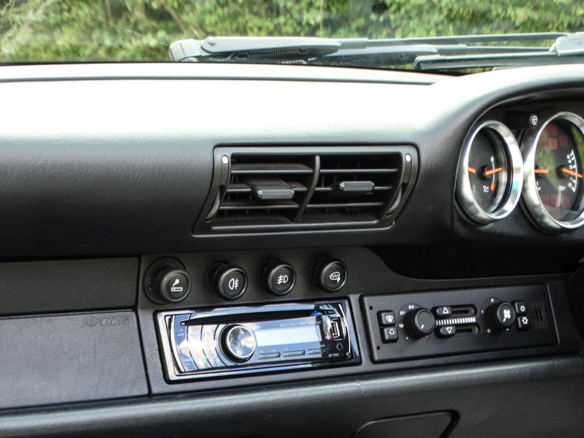 Porsche 911 3.6 993 Carrera Cabriolet Tiptronic S 2dr — photo 16