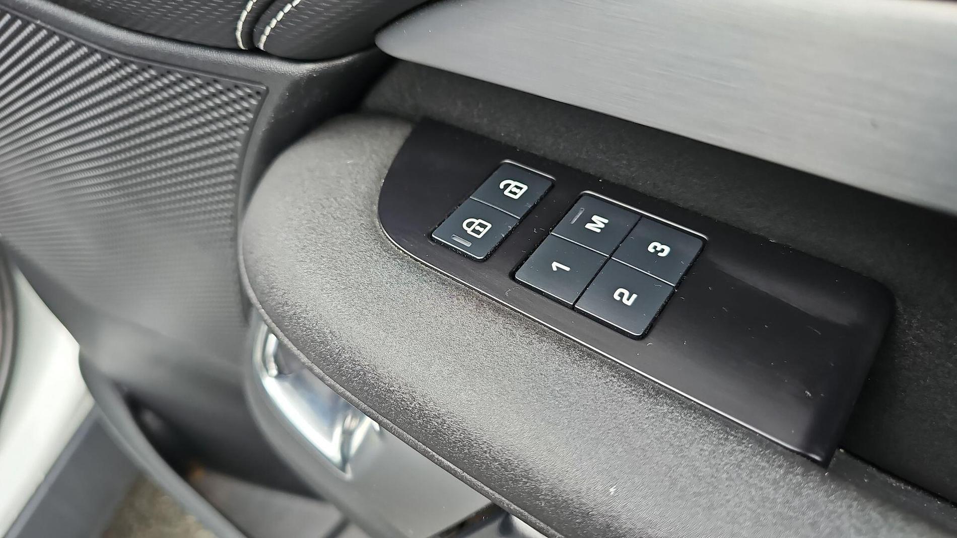 Land Rover Discovery Photo at-4606c89079a746af9a4efa1ded2d0bf6.jpg