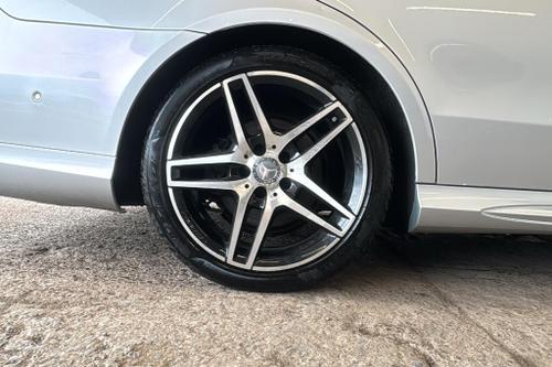 Mercedes-Benz E-CLASS Photo at-46459f8b8cba46888456747bbbb9de56.jpg