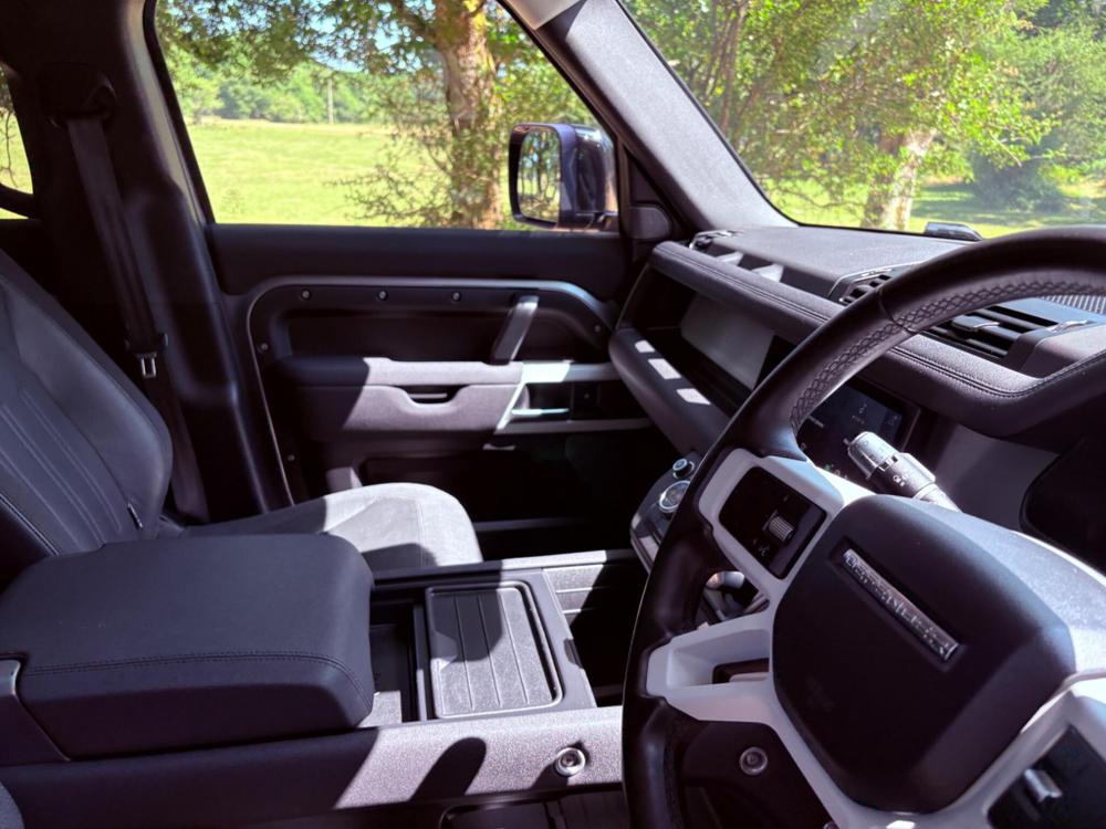 Land Rover Defender 110 Photo at-4695760c1e774d11ab5b03316ca45f9c.jpg
