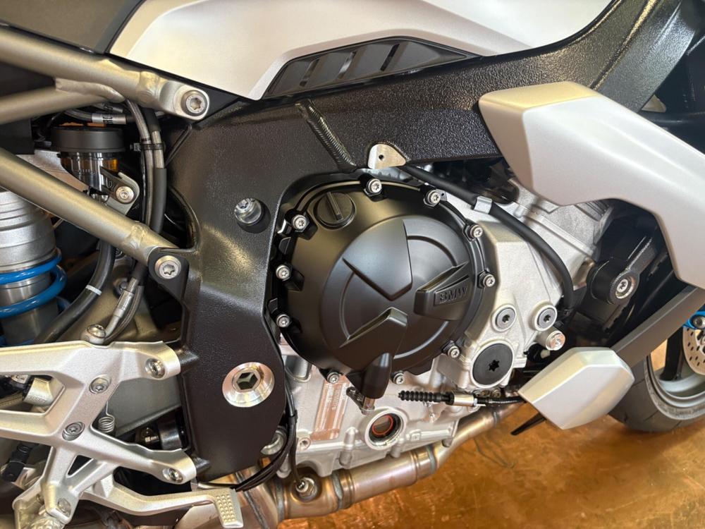 BMW M 1000 R Photo at-498b5a3c529d4d8e936d02f575600b84.jpg