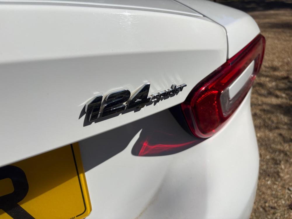 Fiat 124 Spider Photo at-4a404b106072445f9c7e6f0909fb83e4.jpg