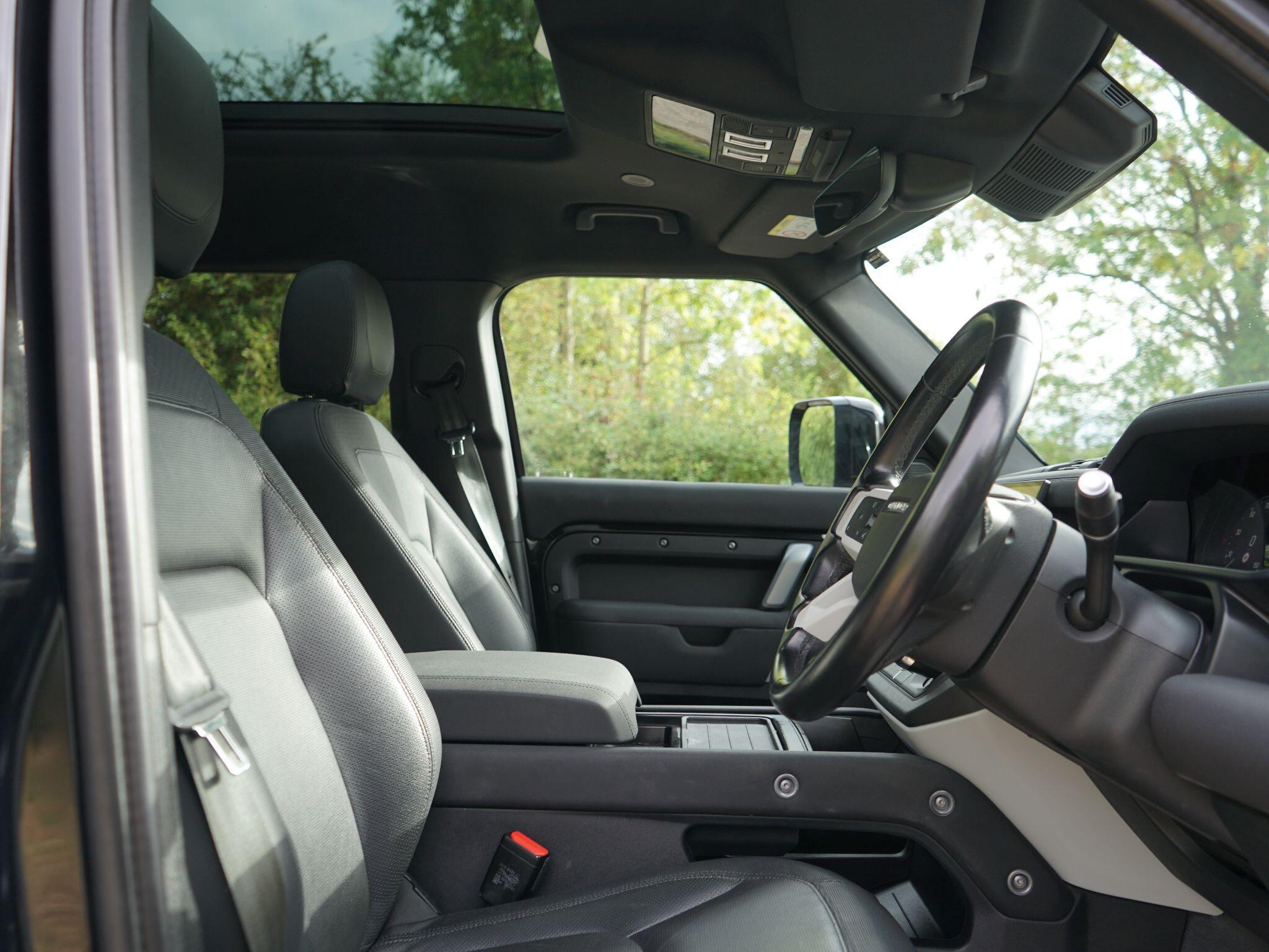 Land Rover Defender 110 3.0 D300 MHEV X-Dynamic SE SUV 5dr Diesel Auto 4WD Euro 6 (s/s) (300 ps) — photo 17