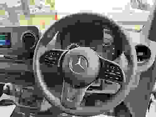 Mercedes-Benz Sprinter Photo at-4b544f34077946fdb1880530f4418203.jpg