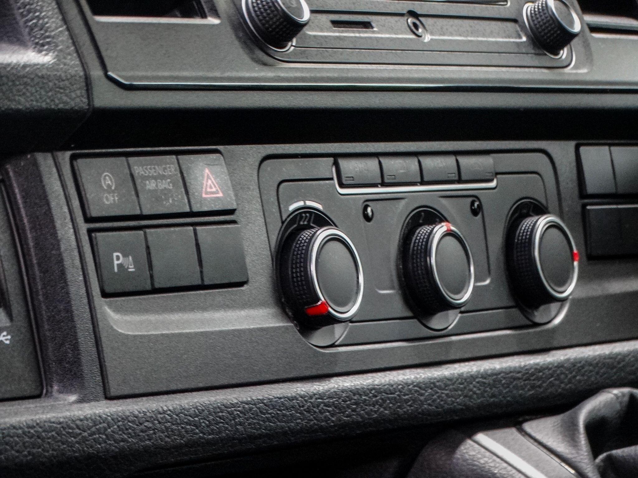 Volkswagen Transporter Shuttle 2.0 TDI BlueMotion Tech SE FWD LWB Euro 6 (s/s) 5dr — photo 19