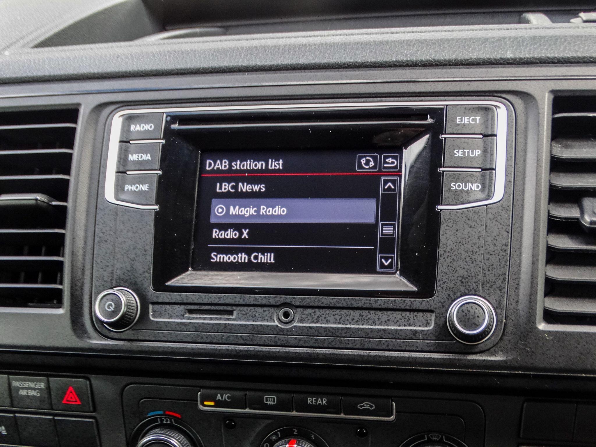 Volkswagen Transporter Shuttle 2.0 TDI BlueMotion Tech SE FWD LWB Euro 6 (s/s) 5dr — photo 22