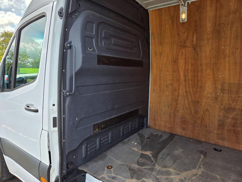 Mercedes-Benz Sprinter Photo at-4d4b194a75734d89a132bdf798bad63f.jpg