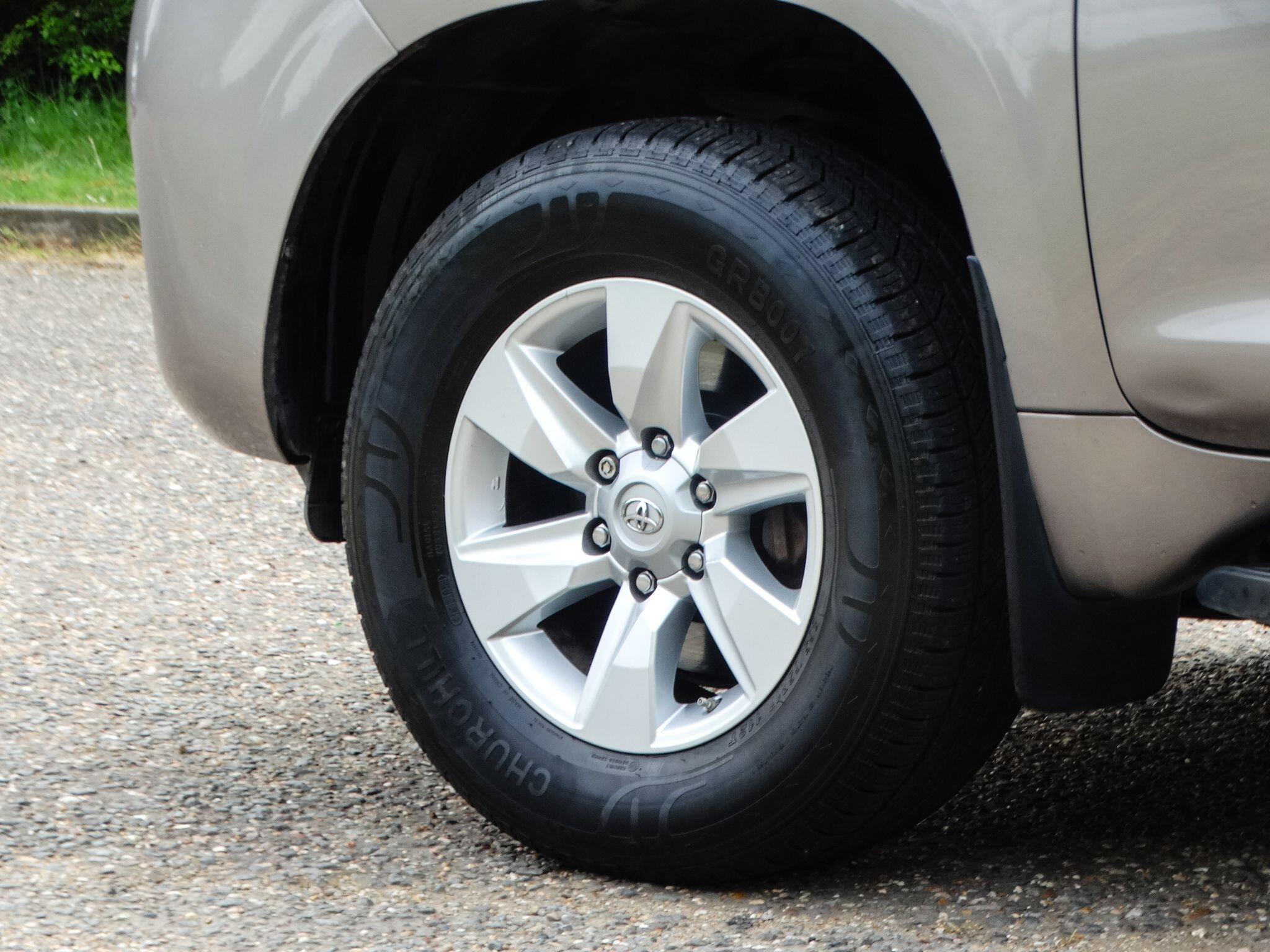 Toyota Land Cruiser 2.8D Active SUV 5dr Diesel Auto 4WD Euro 6 (s/s) (7 Seat) (204 ps) — photo 5