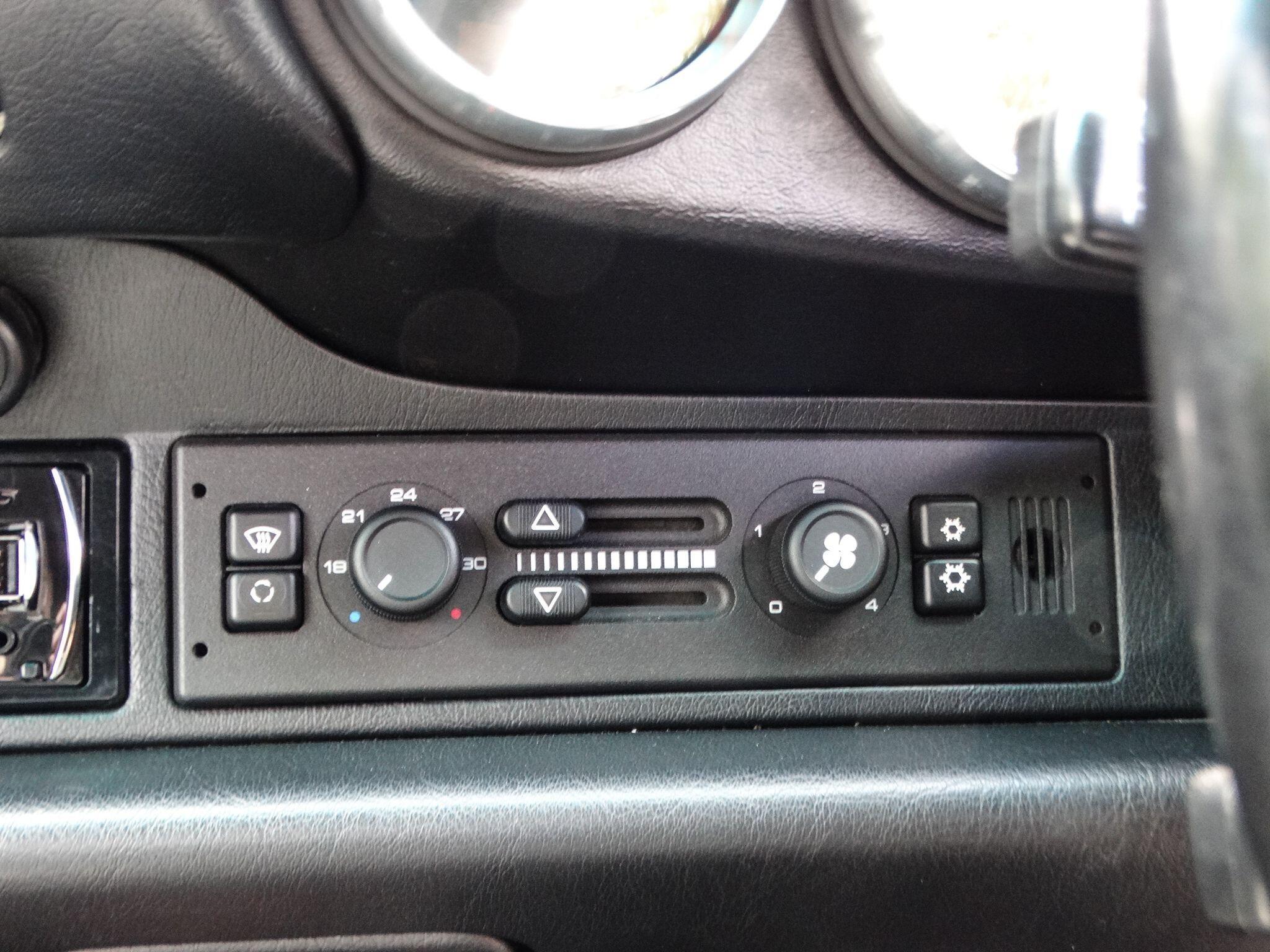 Porsche 911 3.6 993 Carrera Cabriolet Tiptronic S 2dr — photo 24