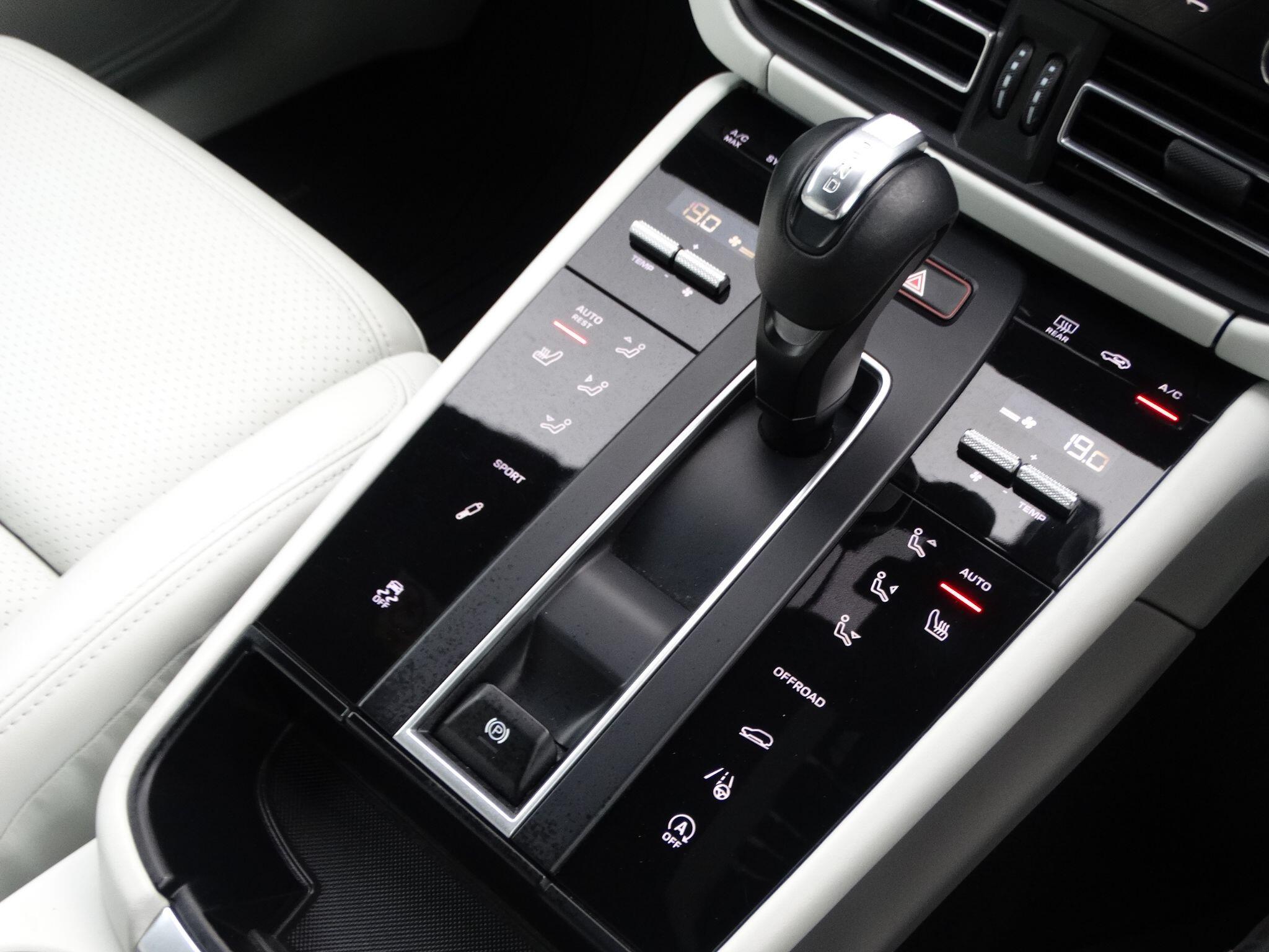 Porsche Macan 2.0T PDK 4WD Euro 6 (s/s) 5dr — photo 31