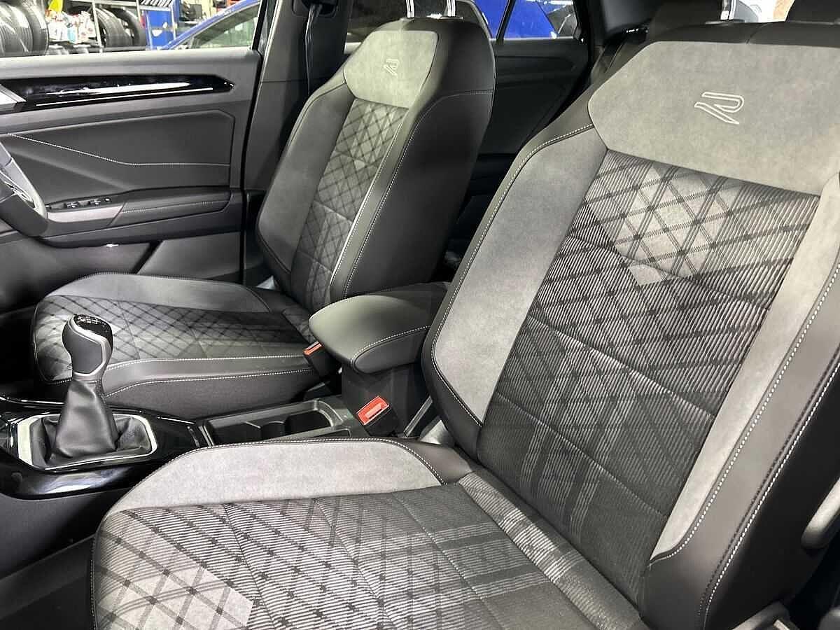 Volkswagen T-Roc Photo at-4f694f1e76f5423294668568f5fbefa9.jpg