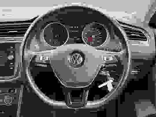 Volkswagen Tiguan Photo at-4f8dd25b12de4d5586b798247e130aac.jpg