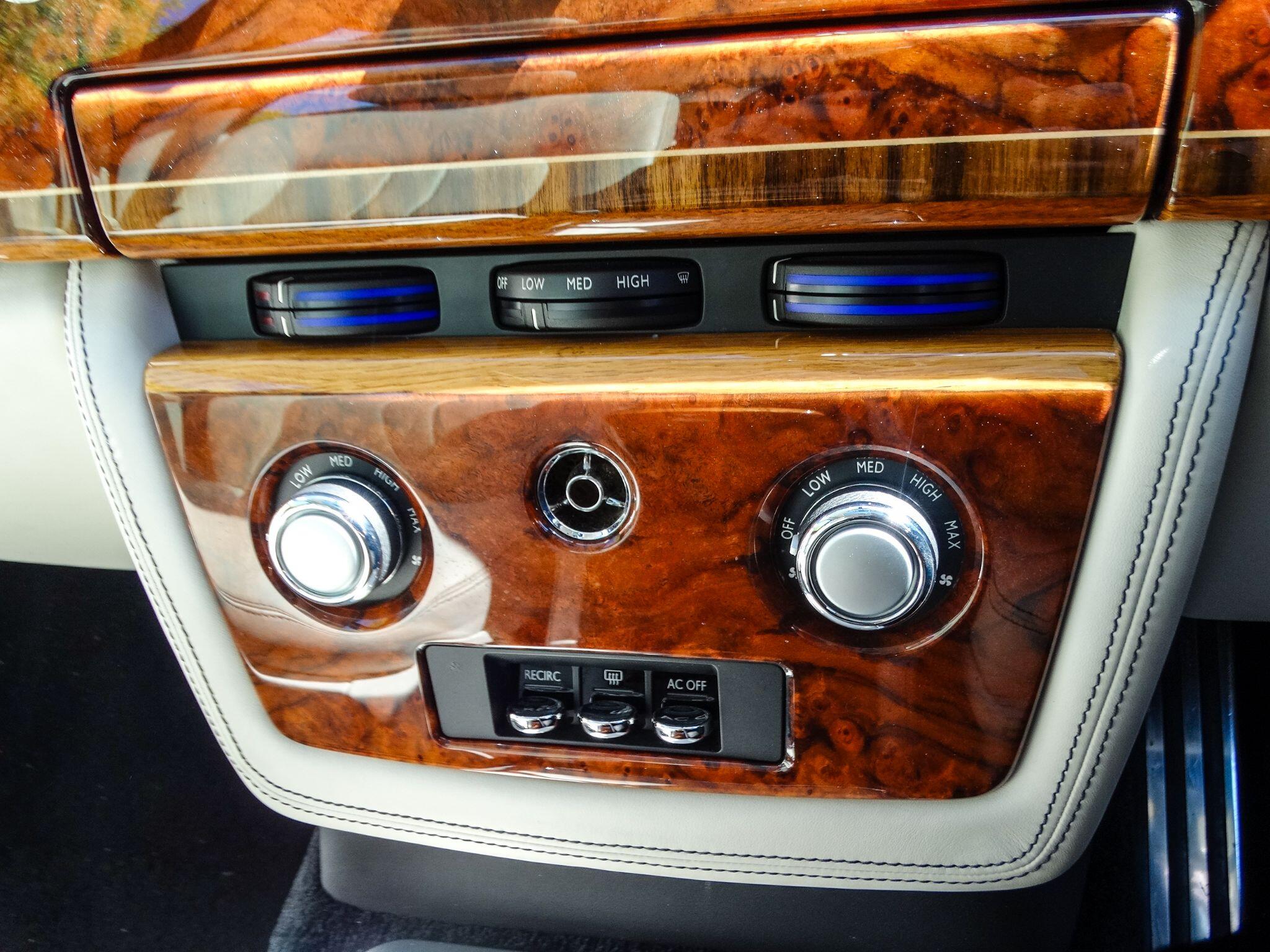 Rolls-Royce Phantom 6.7 V12 Saloon 4dr Petrol Auto Euro 5 (453 bhp) — photo 33