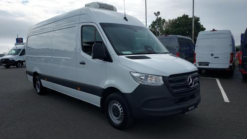 Mercedes-Benz Sprinter Photo at-518882f81fe74480a549e91d2856472a.jpg
