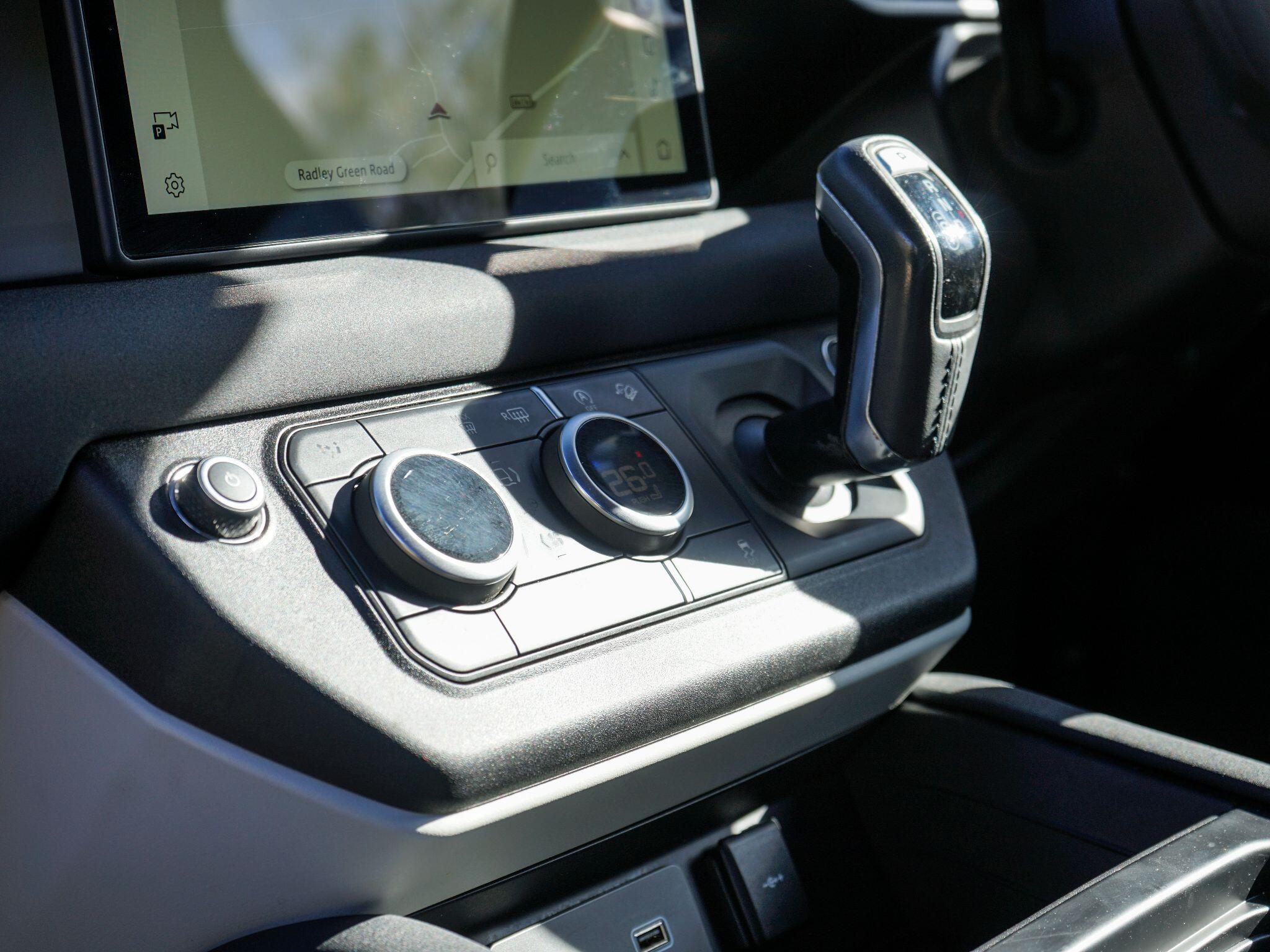 Land Rover Defender 90 3.0 D250 MHEV Hard Top SUV Auto 4WD SWB Euro 6 (s/s) 3dr — photo 17
