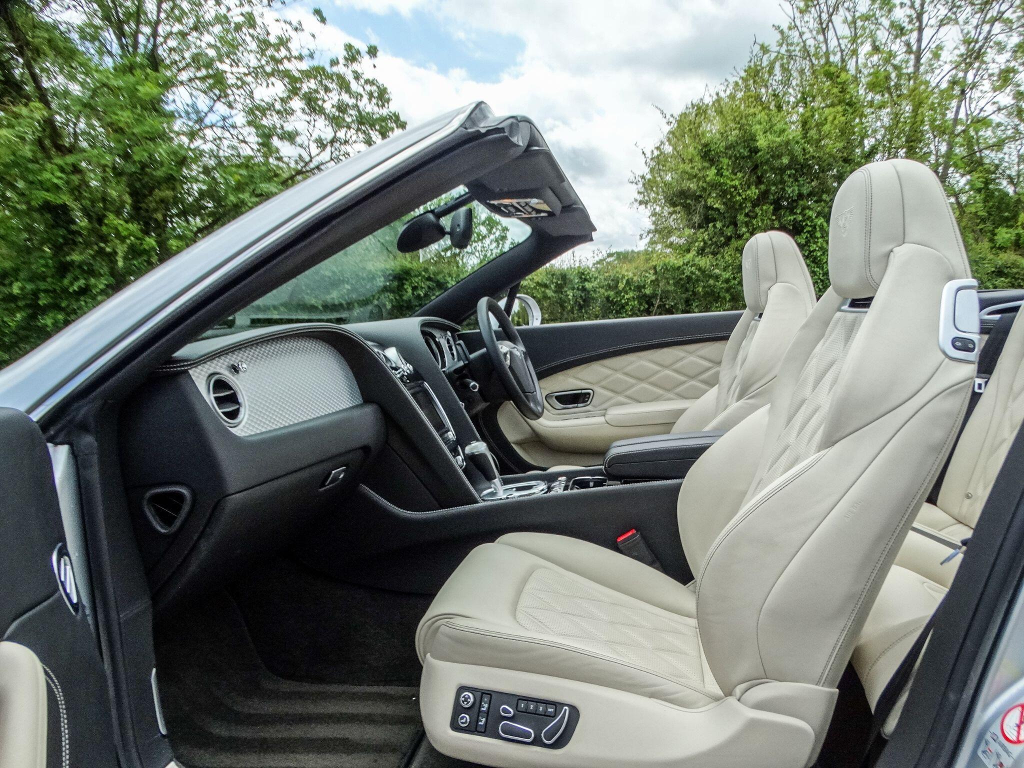 Bentley Continental 6.0 FlexFuel GTC Convertible 2dr Bi Fuel Auto 6Spd 4WD Euro 5 (575 ps) — photo 3