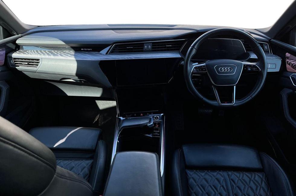 Audi e-tron Photo at-5440e04170764135820b6f2330c81300.jpg