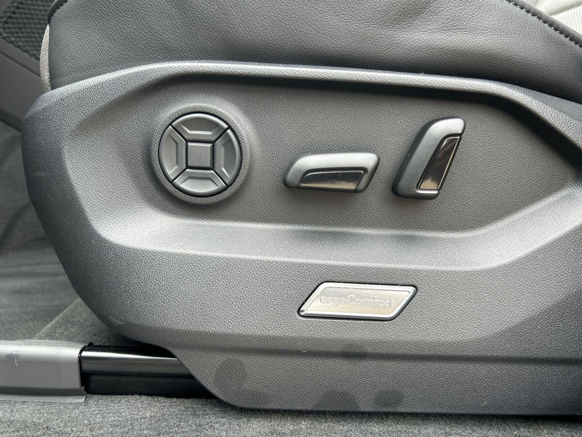 Volkswagen Touareg Photo at-54576510c20f4a009857c639af43933a.jpg
