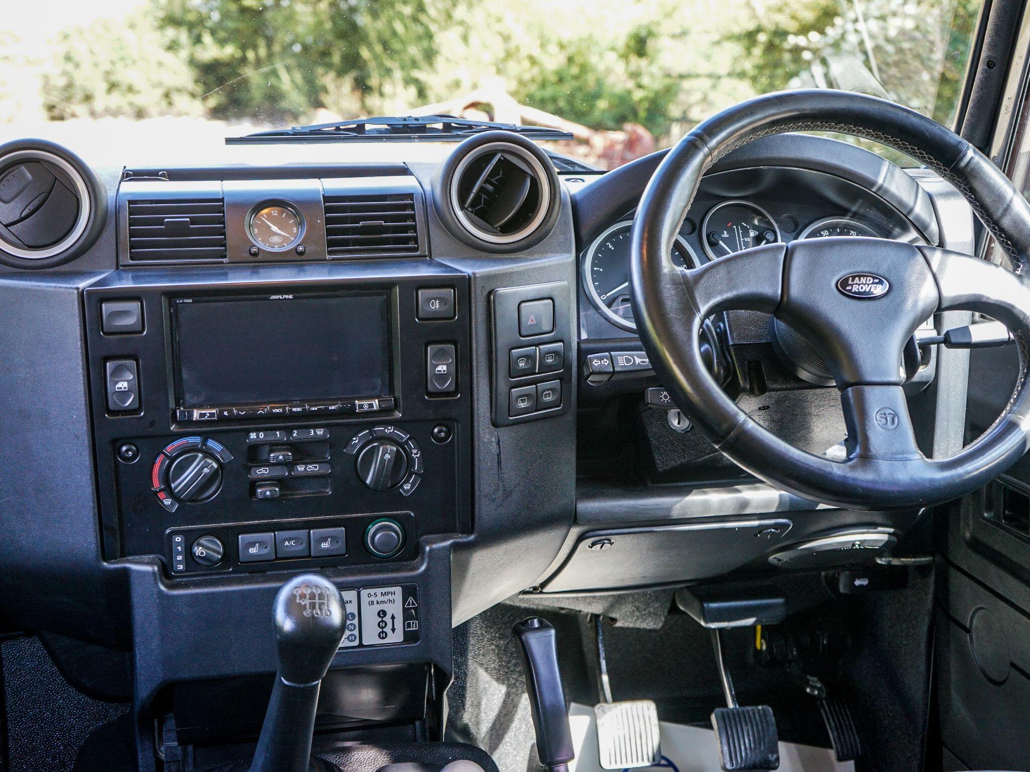 Land Rover Defender 110 2.2 TDCi XS Utility Wagon Double Cab 5dr Diesel Manual 4WD MWB Euro 5 (122 ps) — photo 24