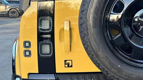 Land Rover Defender Photo at-574c9cc8428048cf9243da05a2316162.jpg