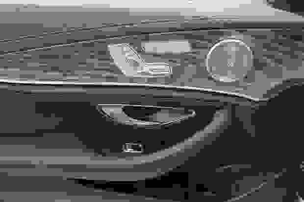 Mercedes-Benz E Class Photo at-592d5bb35fbd4a74987fdb05919df614.jpg