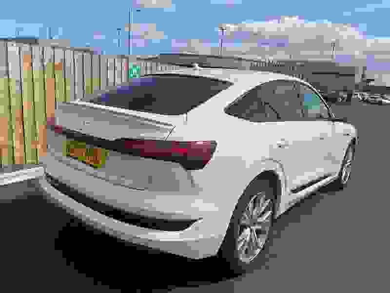 Audi e-tron Photo at-5a565b4b4675410191431fd92f93e910.jpg