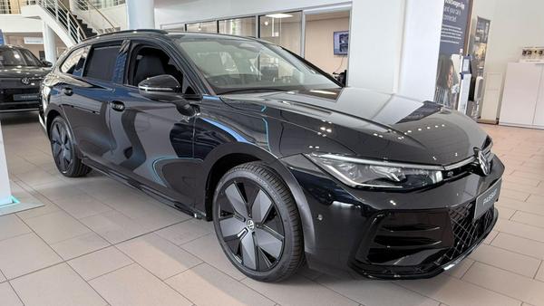 Used ~ Volkswagen Passat 1.5 eTSI MHEV R-Line DSG Euro 6 (s/s) 5dr Grenadilla Black at Martins Group